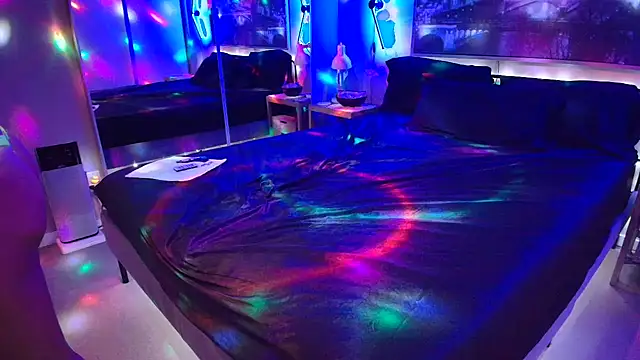 Snapshot of MikyFoxx chatting on March 4, 5:48 am MikyFoxx online show from March 4, 5:48 am