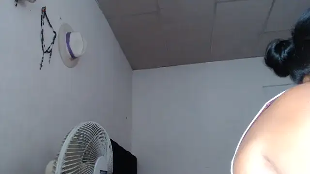 adrixxx38 online show from December 3, 1:43 pm