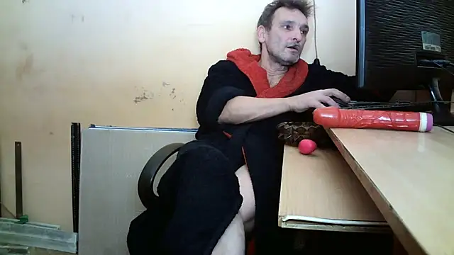 Snapshot of dundyFocus chatting on November 26, 3:56 pm dundyFocus online show from November 26, 3:56 pm