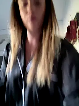 Snapshot of Clara-xoxo chatting on September 26, 8:21 am Clara-xoxo online show from September 26, 8:21 am