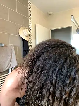 Snapshot of Clara-xoxo chatting on December 5, 1:32 pm Clara-xoxo online show from December 5, 1:32 pm