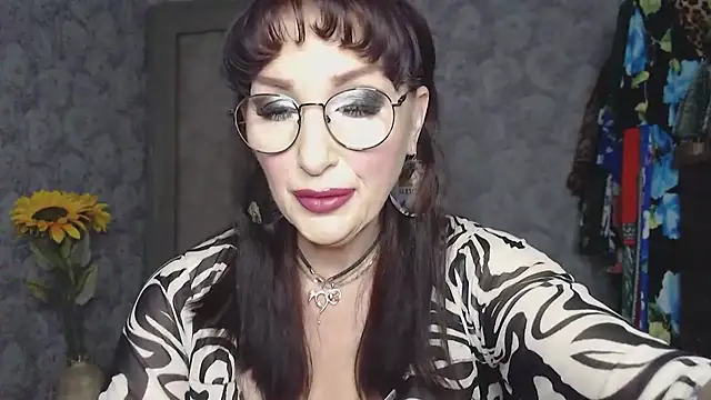 Snapshot of Aziza1 chatting on July 16, 2:25 pm Aziza1 online show from July 16, 2:25 pm