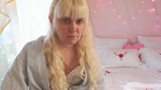 SunnySylvia online show from December 21, 8:16 am