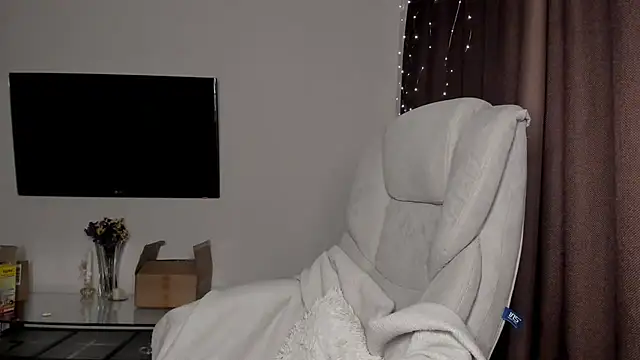 Snapshot of SeasonalSomeone chatting on November 21, 3:11 pm SeasonalSomeone online show from November 21, 3:11 pm