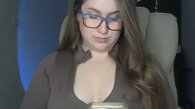 Snapshot of SeasonalSomeone chatting on April 21, 11:22 pm SeasonalSomeone online show from April 21, 11:22 pm