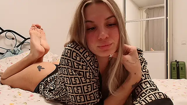 Snapshot of Eziliz chatting on November 9, 10:14 pm Eziliz online show from November 9, 10:14 pm