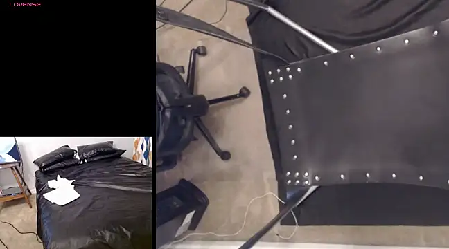 Snapshot of njdbear chatting on December 7, 2:03 am njdbear online show from December 7, 2:03 am