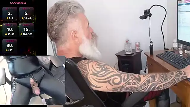 Snapshot of njdbear chatting on February 18, 8:36 pm njdbear online show from February 18, 8:36 pm