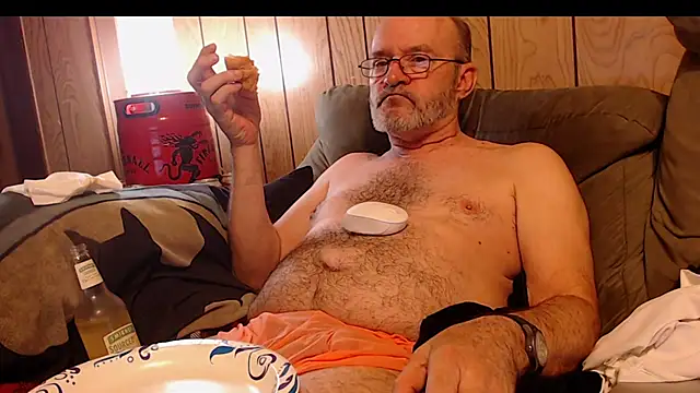 Snapshot of snickers1 chatting on February 22, 5:32 am snickers1 online show from February 22, 5:32 am