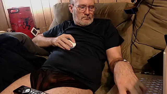 Snapshot of snickers1 chatting on December 22, 1:39 am snickers1 online show from December 22, 1:39 am