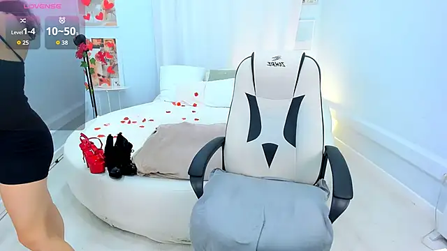 HelenaRegal online show from February 17, 2:03 pm