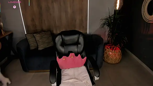 DannieSmith1 online show from April 8, 11:17 pm