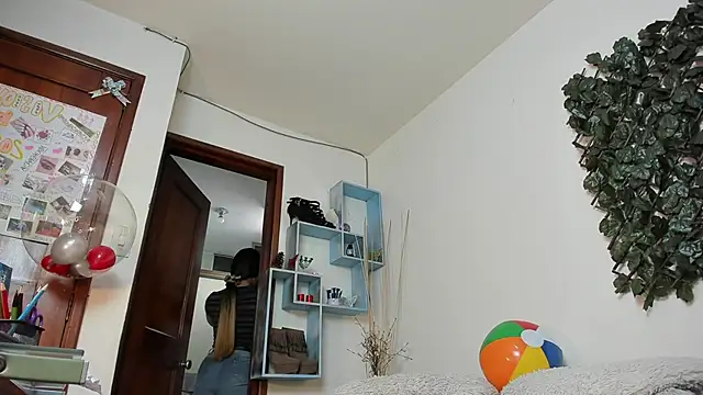 DestinyHills online show from April 14, 12:21 pm