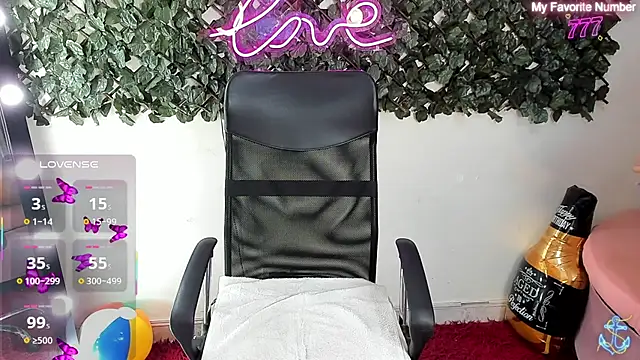 Snapshot of DestinyHills chatting on July 6, 3:03 pm DestinyHills online show from July 6, 3:03 pm