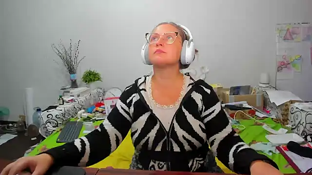 Snapshot of IamYourNarcotic chatting on November 12, 2:43 pm IamYourNarcotic online show from November 12, 2:43 pm