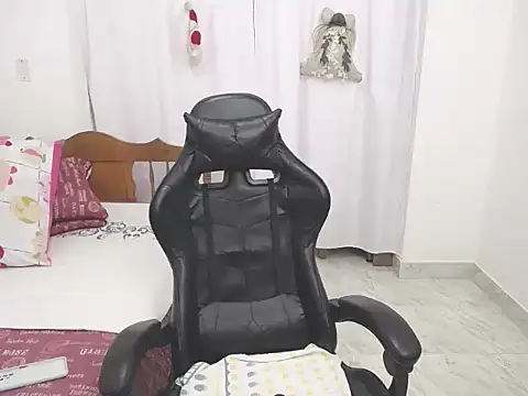 yeslluisa online show from December 17, 1:49 pm