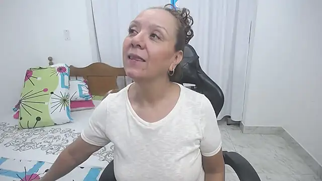 yeslluisa online show from November 15, 4:44 pm