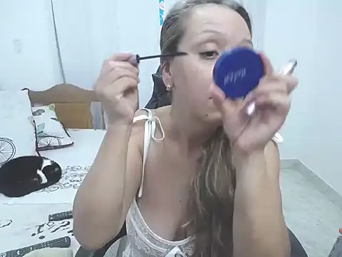 yeslluisa online show from October 10, 9:59 pm