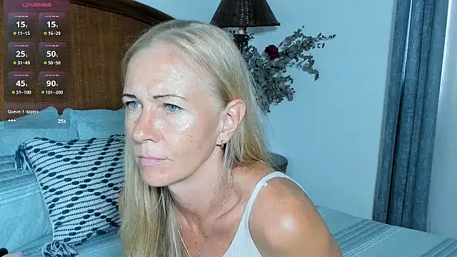 Snapshot of Christine_35 chatting on July 5, 12:56 pm Christine 35 online show from July 5, 12:56 pm