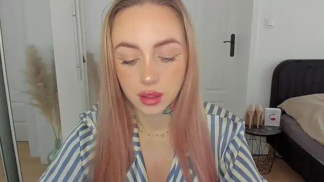 Snapshot of sexyCoralie chatting on September 10, 6:45 am sexyCoralie online show from September 10, 6:45 am