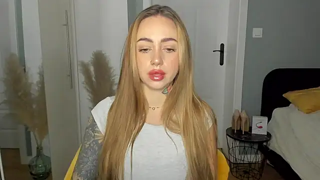 sexyCoralie online show from April 2, 7:04 am