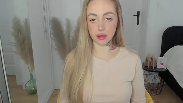 Snapshot of sexyCoralie chatting on February 13, 7:56 am sexyCoralie online show from February 13, 7:56 am