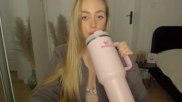 Snapshot of sexyCoralie chatting on March 18, 8:48 pm sexyCoralie online show from March 18, 8:48 pm