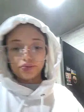 Snapshot of linda-schmidt chatting on June 12, 1:03 am linda-schmidt online show from June 12, 1:03 am