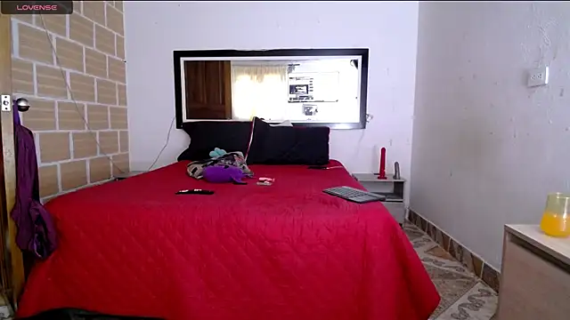 Julieta Rodriguez online show from November 15, 6:45 pm