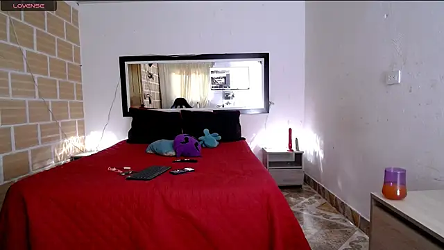 Julieta Rodriguez online show from November 11, 5:41 pm