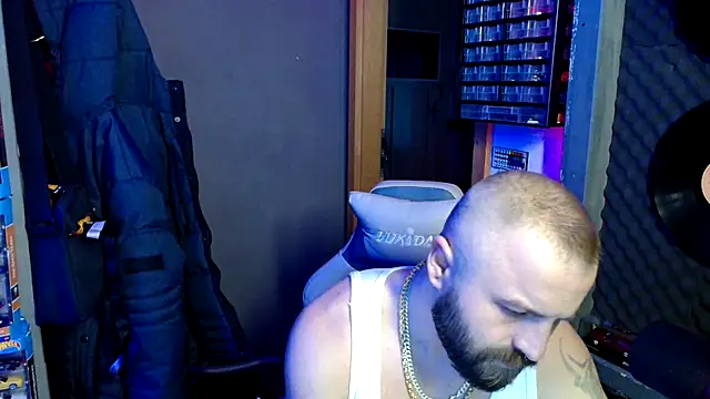 Snapshot of maik808888 chatting on March 3, 2:35 pm maik808888 online show from March 3, 2:35 pm