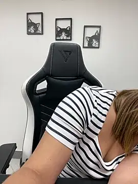 Snapshot of KellyBrooklyn_ chatting on March 20, 1:15 pm KellyBrooklyn online show from March 20, 1:15 pm