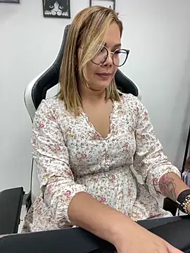 Snapshot of KellyBrooklyn_ chatting on December 6, 2:55 pm KellyBrooklyn online show from December 6, 2:55 pm