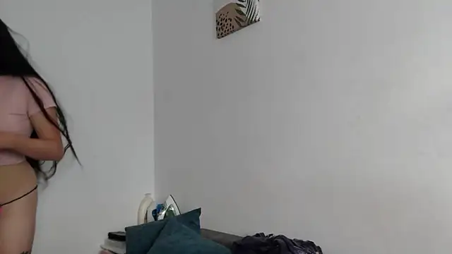 Snapshot of Honey_Aynur20 chatting on December 6, 8:23 pm Honey Aynur20 online show from December 6, 8:23 pm