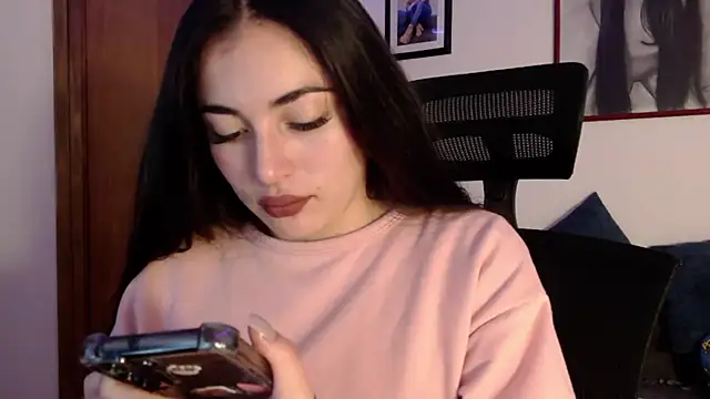 Snapshot of Honey_Aynur20 chatting on September 10, 7:13 pm Honey Aynur20 online show from September 10, 7:13 pm