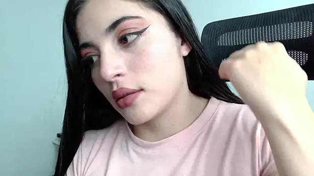 Snapshot of Honey_Aynur20 chatting on December 3, 7:28 pm Honey Aynur20 online show from December 3, 7:28 pm