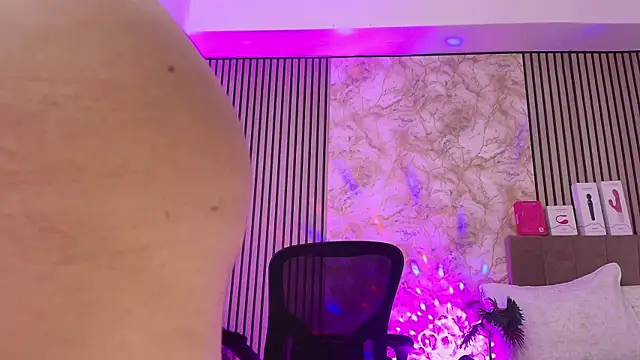 JuliRamirez online show from February 22, 1:35 pm