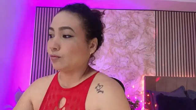 Snapshot of JuliRamirez chatting on June 12, 12:47 pm JuliRamirez online show from June 12, 12:47 pm