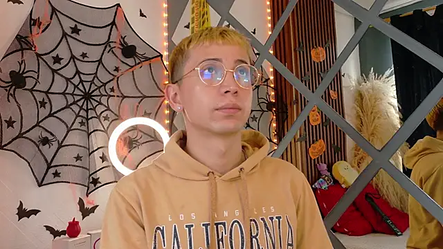 Snapshot of Chris_Bennett chatting on October 24, 11:42 am Chris Bennett online show from October 24, 11:42 am