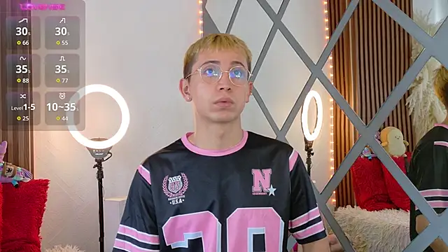 Snapshot of Chris_Bennett chatting on November 8, 12:42 pm Chris Bennett online show from November 8, 12:42 pm