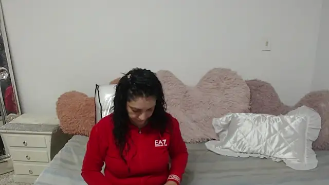 Snapshot of mijal_queen chatting on February 27, 2:46 am mijal queen online show from February 27, 2:46 am