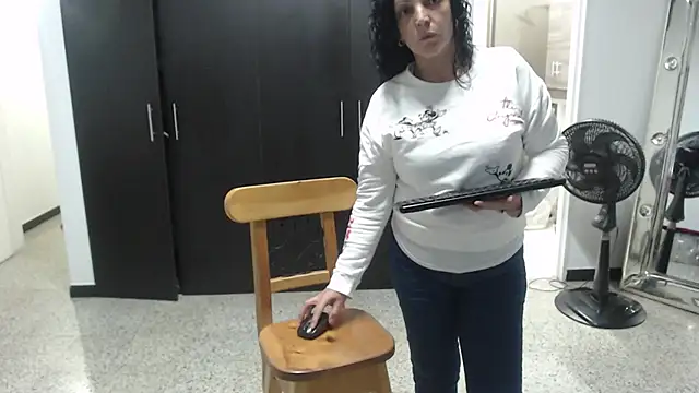 Snapshot of mijal_queen chatting on March 5, 2:36 am mijal queen online show from March 5, 2:36 am