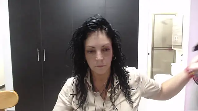 Snapshot of mijal_queen chatting on September 16, 2:01 am mijal queen online show from September 16, 2:01 am