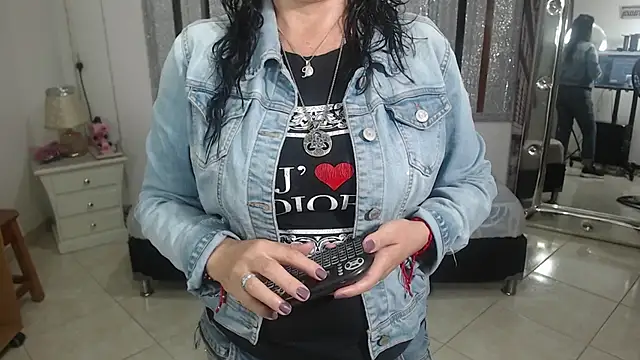 Snapshot of mijal_queen chatting on February 7, 2:29 am mijal queen online show from February 7, 2:29 am