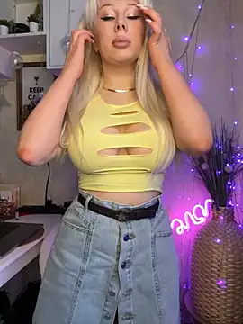 LaraHollywood online show from March 5, 8:00 am