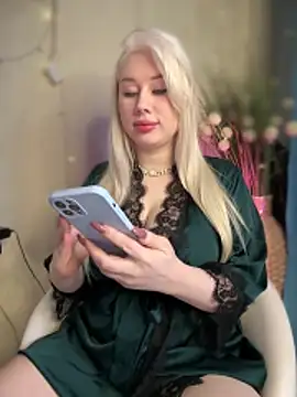 LaraHollywood online show from November 14, 6:50 am