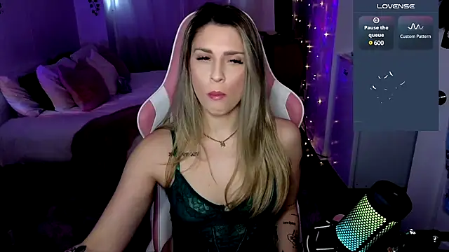 Snapshot of queenxlexy chatting on December 15, 8:04 pm queenxlexy online show from December 15, 8:04 pm