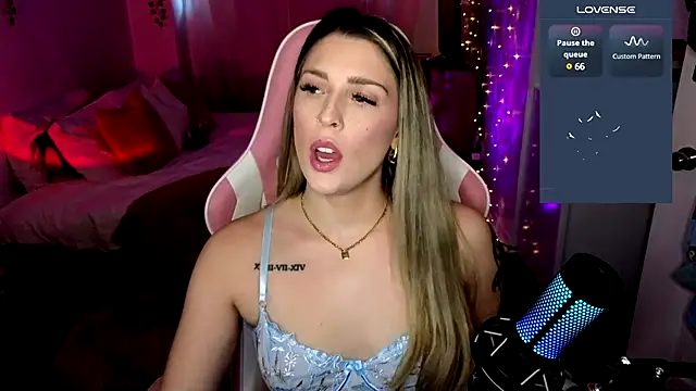 Snapshot of queenxlexy chatting on December 14, 8:40 pm queenxlexy online show from December 14, 8:40 pm