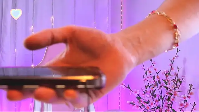 rosseblondee online show from December 4, 9:25 pm