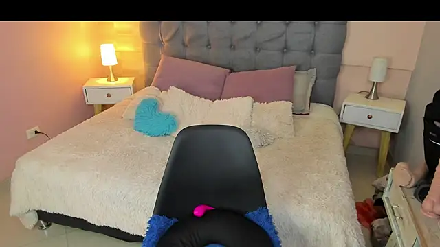 Snapshot of _Abril_W chatting on November 23, 2:43 am Abril W online show from November 23, 2:43 am